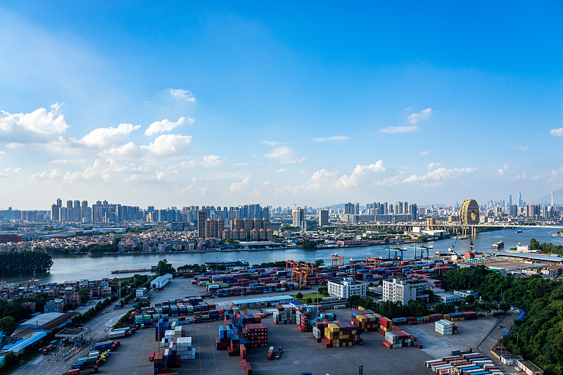 视频:跳伞惊魂 降落伞缠住飞机尾翼 视频:跳伞惊魂 降落伞缠住飞机尾翼