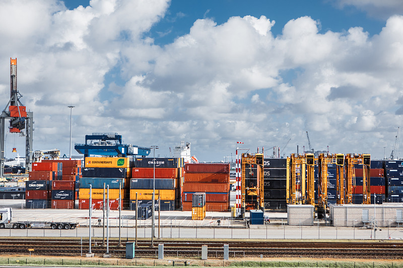 九识智能与心甜智能合作打造多格口无人配送解决方案