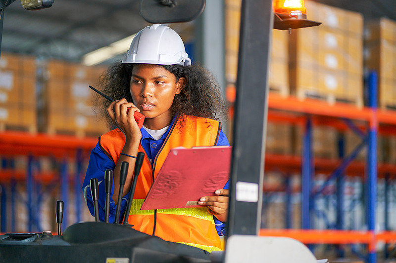 飞机差点落在另一架飞机头上，飞行员竟毫不知情！