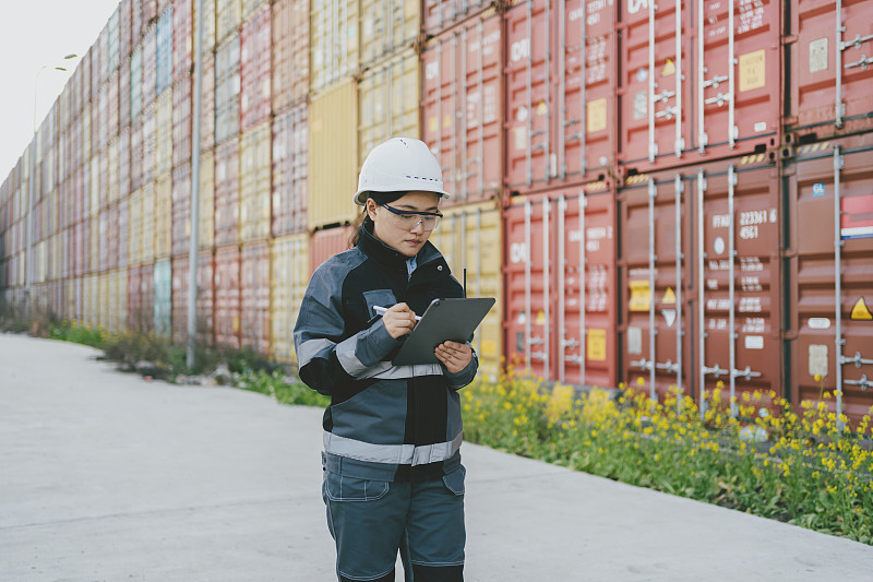 突发！一飞机坠毁！12人恐遇难！无中国公民！