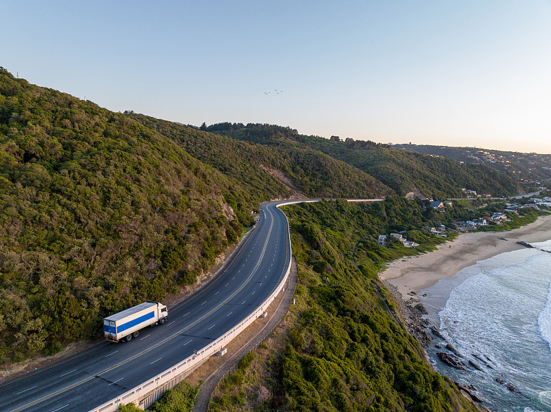 家具经过中国香港散货船运输配送至澳大利亚黄金海岸
