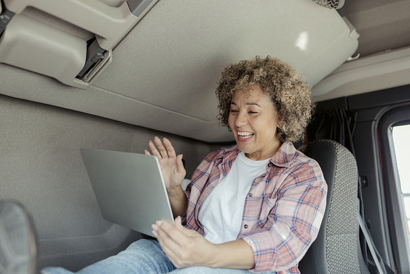 手机蓝牙自拍器利用中国香港国际海空联运配送至阿什伯顿