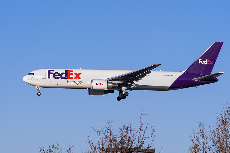 轴承、阀门经深圳轮船运输运送至伯尼