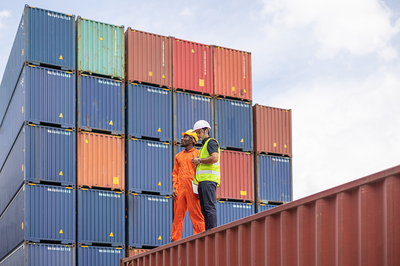 运动鞋借助宁波轮船运输运到澳大利亚吉朗(Geelong)