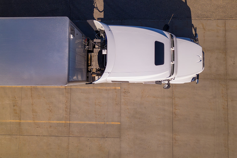 中国广州到澳大利亚丹皮尔(Dampier)的羽绒服使用经济空运13天内配送到