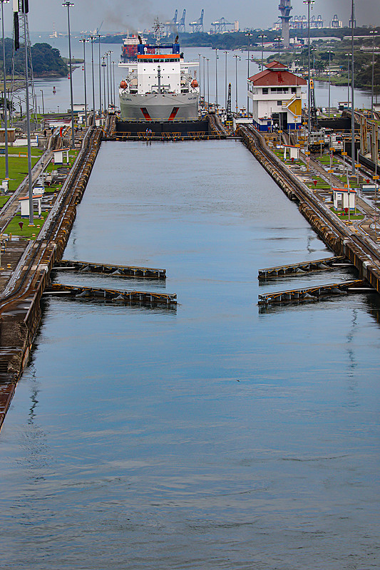 国际海运“船边直提” 和“抵港直装”有什么区别