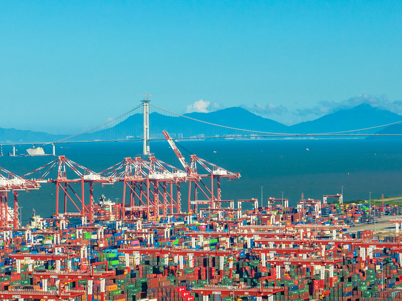 拖把借助中国上海环球货运专线托运至法国