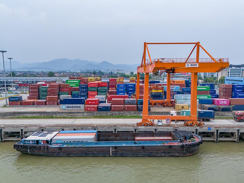 投影幕布采取中国广东佛山全球物流专线递送到俄罗斯莫斯科 投影幕布采取中国广东佛山全球物流专线递送到俄罗斯莫斯科