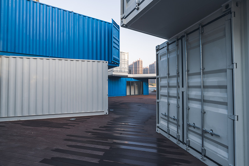 成衣通过中国广东深圳跨国货运专线安全送达越南