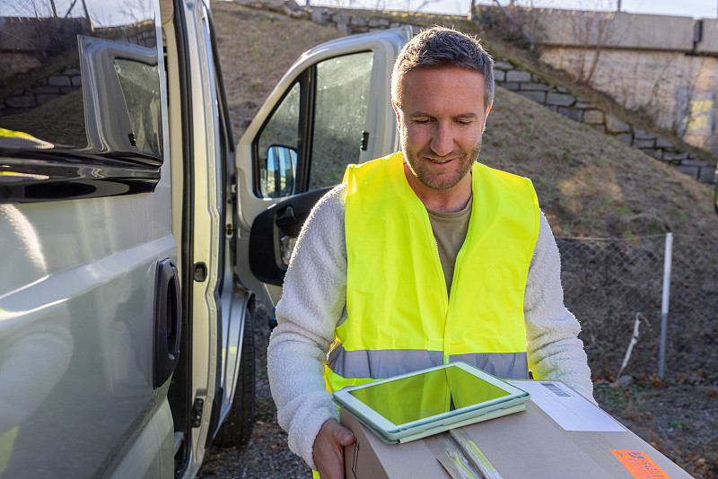 海澜之家衬衫利用中国天津天津跨境物流专线送达乌克兰 海澜之家衬衫利用中国天津天津跨境物流专线送达乌克兰