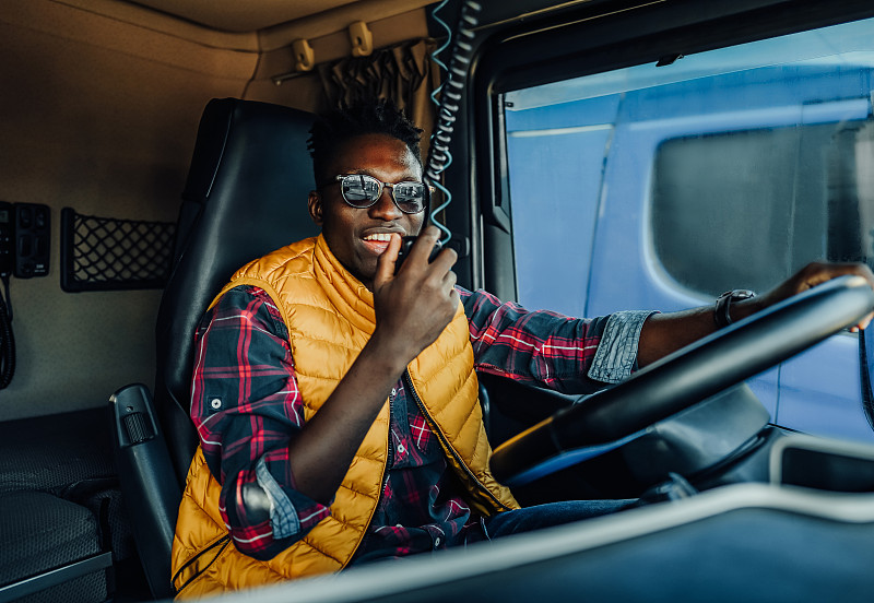 卫星组件通过中国浙江义乌环球货运专线高效送达印度孟买