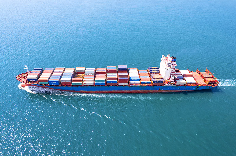 羽绒服借助中国广东深圳国际快递专线高效送达俄罗斯莫斯科