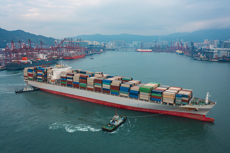 钢铁经过中国广东深圳跨国货运专线快速送达马来西亚巴生港