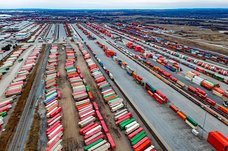 铁矿石借助中国江苏连云港跨国货运专线送到英国伦敦