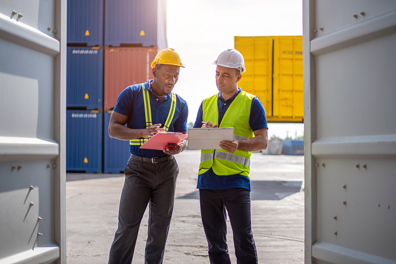 金属制品通过中国浙江宁波国际货运专线运输到美国纽约