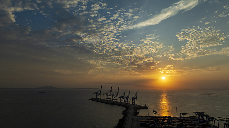 化肥通过中国江苏苏州国际运输专线运送至马来西亚巴生港 化肥通过中国江苏苏州国际运输专线运送至马来西亚巴生港