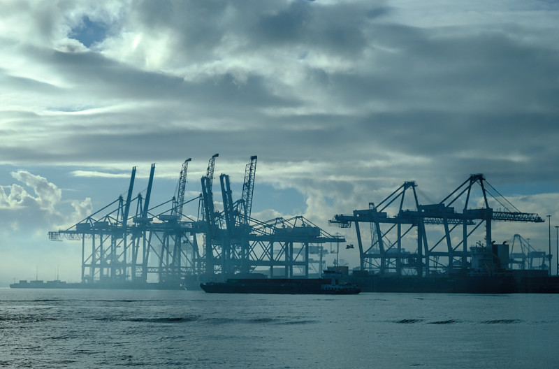 工业机器人采取中国江苏连云港跨国货运专线送达马来西亚巴生港