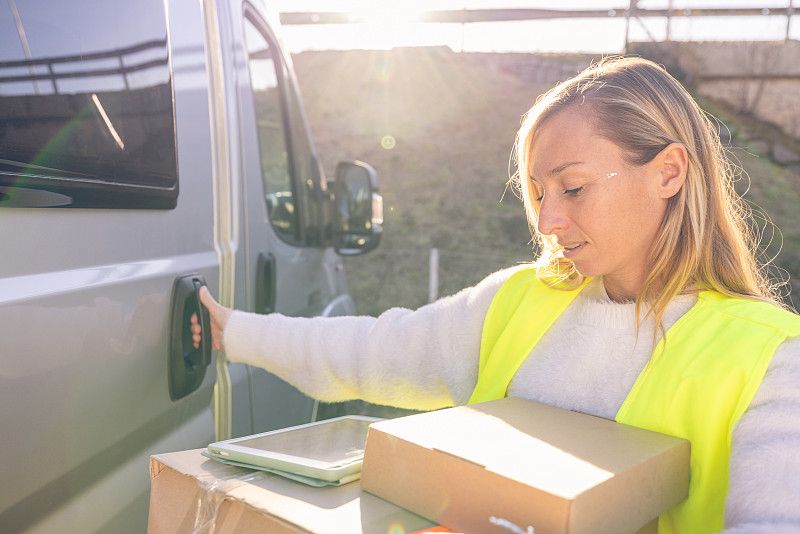 运动鞋借助中国广东深圳外贸物流专线安全送达美国洛杉矶 运动鞋借助中国广东深圳外贸物流专线安全送达美国洛杉矶