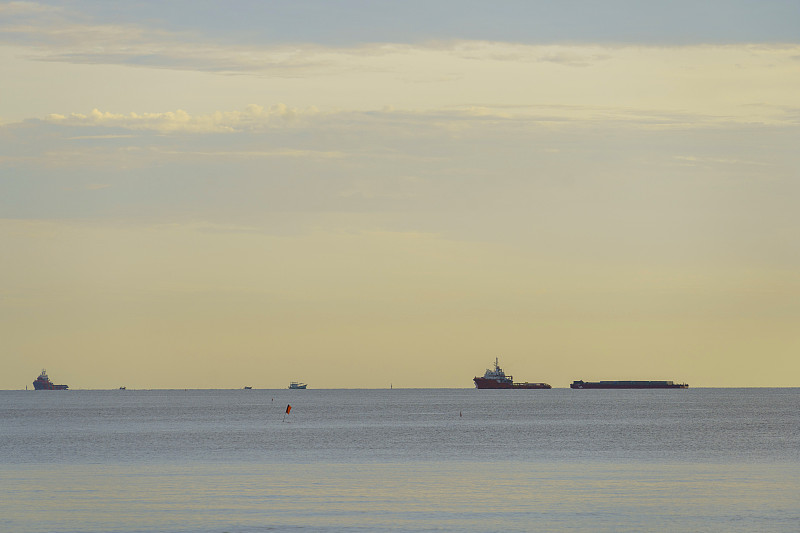 轻轨借助中国广东东莞跨国货运专线高效送达印度孟买