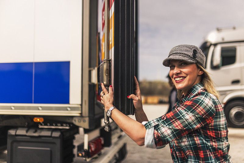 工业中间品应用中国广东广州环球货运专线准时送达波兰