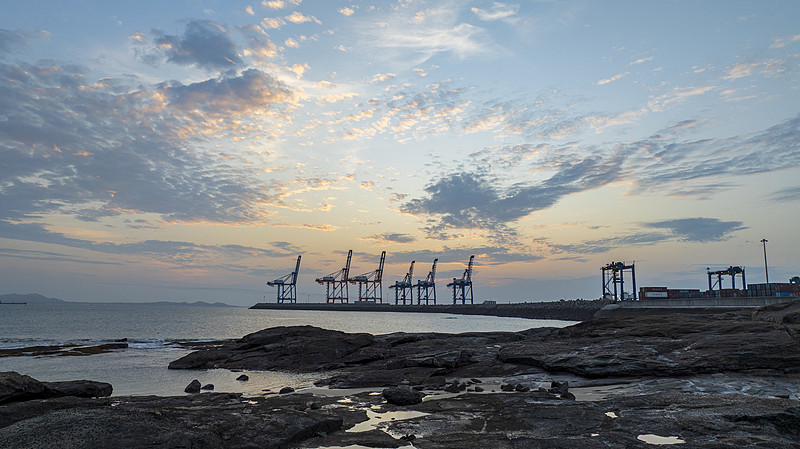 木制运输托盘借助中国上海环球货运专线送达马来西亚巴生港